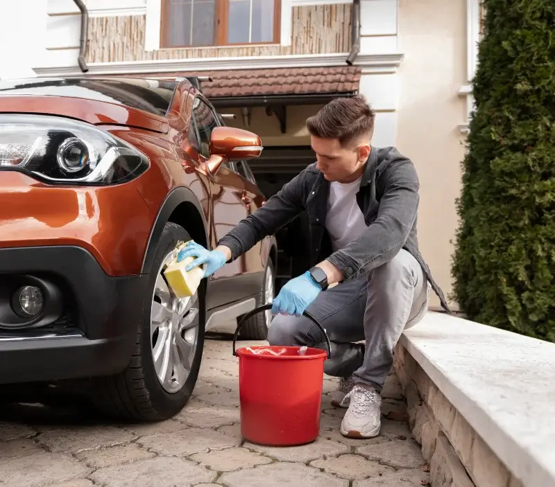 Lavage auto à domicile Allez-et-Cazeneuve : professionnel intervenant sur un véhicule